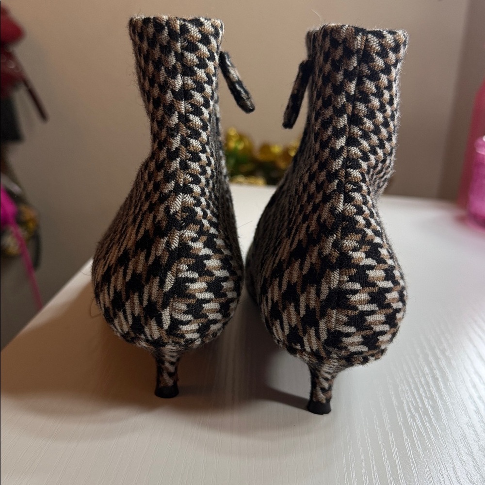 Brown tweeted Balenciaga ankle boots. - Picture 4 of 7